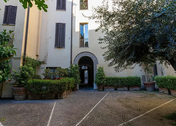 Quiet Trevi Fountain Courtyard & Patio Appartement Rome