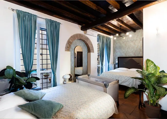 Quiet Trevi Fountain Courtyard & Patio *