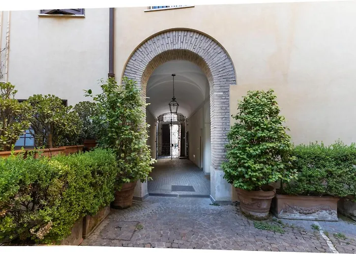 Appartement Quiet Trevi Fountain Courtyard & Patio Rome
