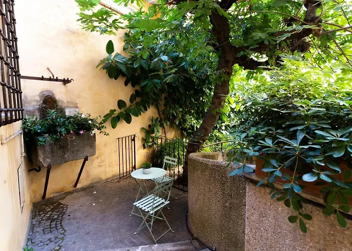 Quiet Trevi Fountain Courtyard & Patio *