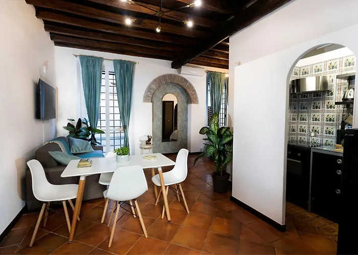 Quiet Trevi Fountain Courtyard & Patio Appartement