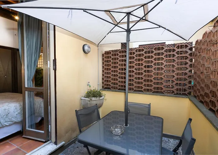 Appartement Quiet Trevi Fountain Courtyard & Patio Rome