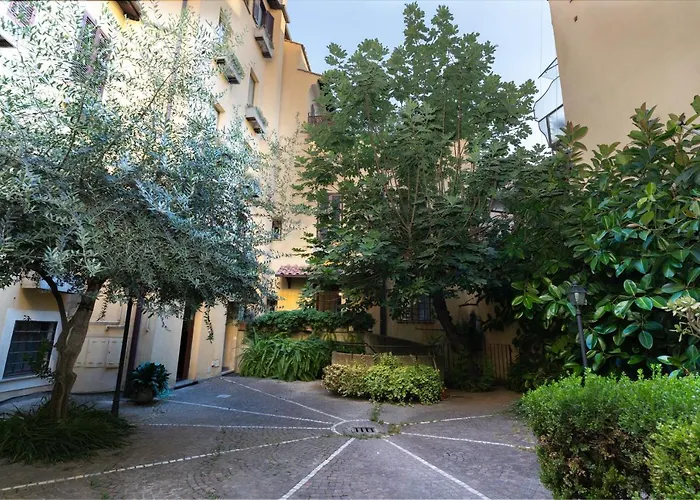 Quiet Trevi Fountain Courtyard & Patio Appartement Rome