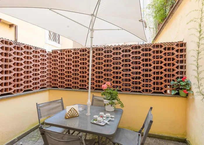 Appartement Quiet Trevi Fountain Courtyard & Patio Rome