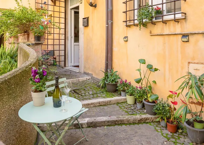 Quiet Trevi Fountain Courtyard & Patio * Rome