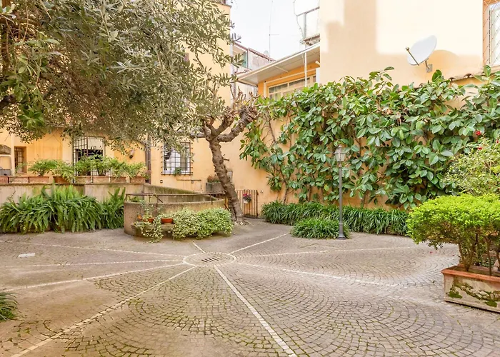 Quiet Trevi Fountain Courtyard & Patio Appartement *