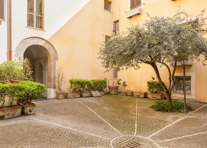 Quiet Trevi Fountain Courtyard & Patio