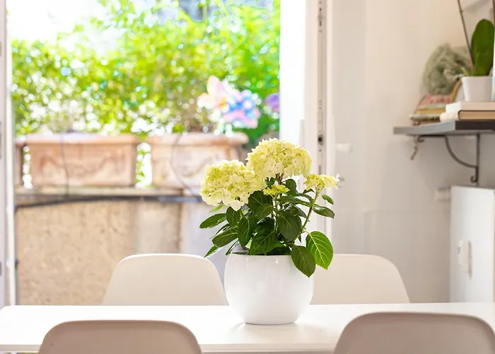 Appartement Quiet Trevi Fountain Courtyard & Patio