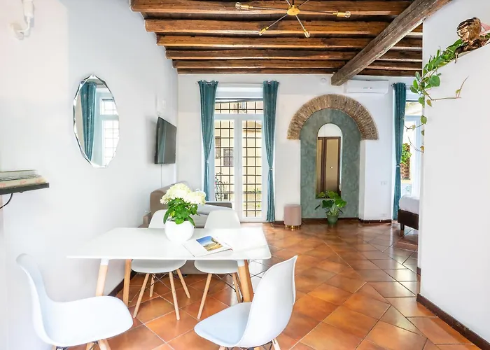 Appartement Quiet Trevi Fountain Courtyard & Patio Rome