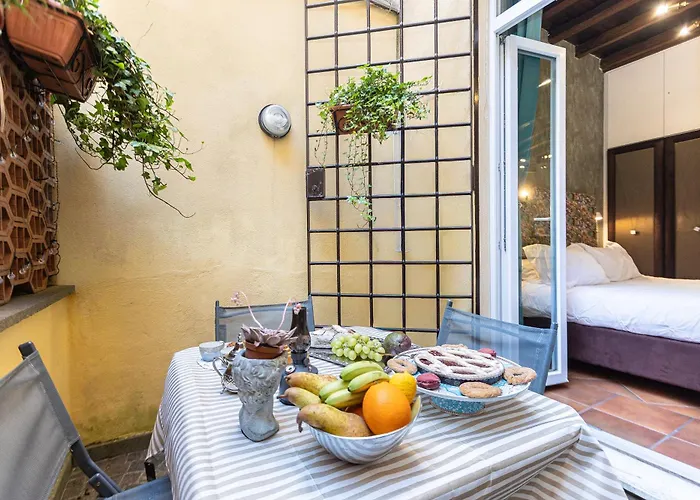 Quiet Trevi Fountain Courtyard & Patio * Rome