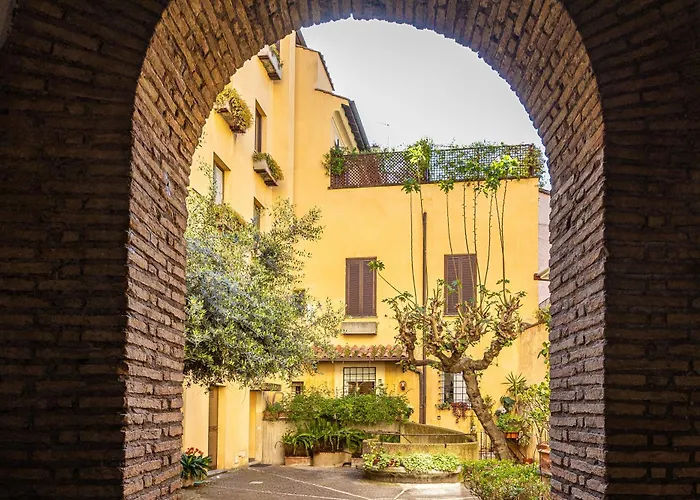 Quiet Trevi Fountain Courtyard & Patio