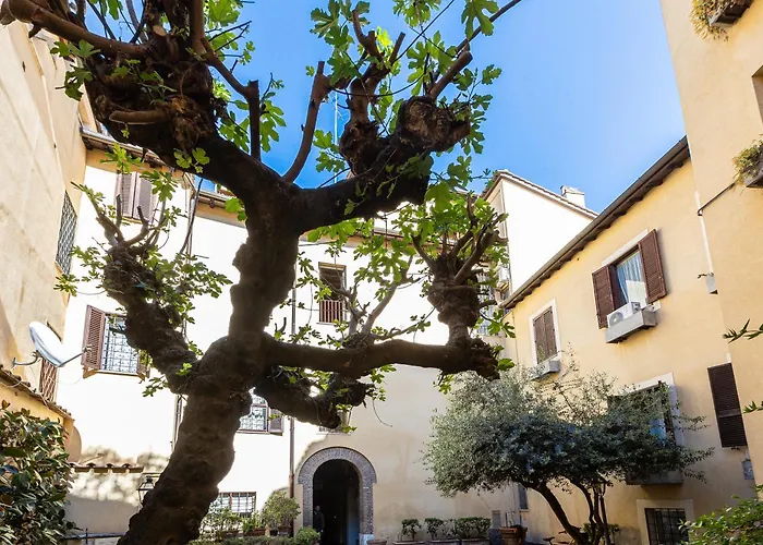 Quiet Trevi Fountain Courtyard & Patio Appartement