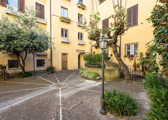 Quiet Trevi Fountain Courtyard & Patio Apartamento *