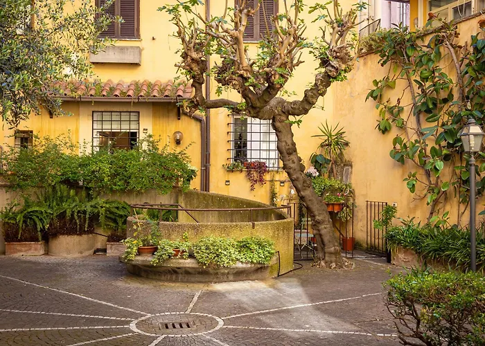 Appartement Quiet Trevi Fountain Courtyard & Patio Rome