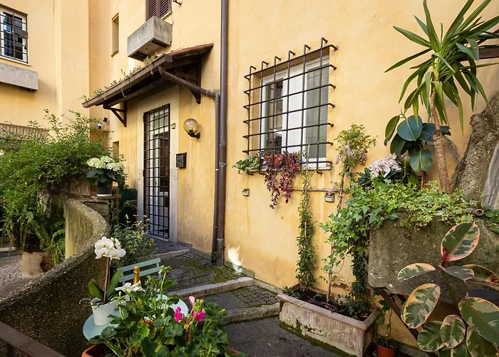 Quiet Trevi Fountain Courtyard & Patio *