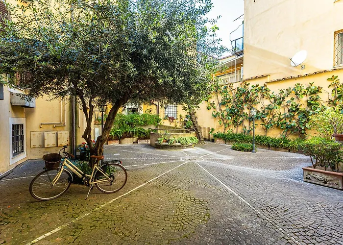 Quiet Trevi Fountain Courtyard & Patio * Řím