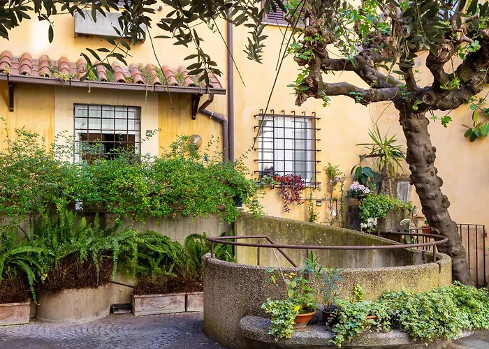 Quiet Trevi Fountain Courtyard & Patio