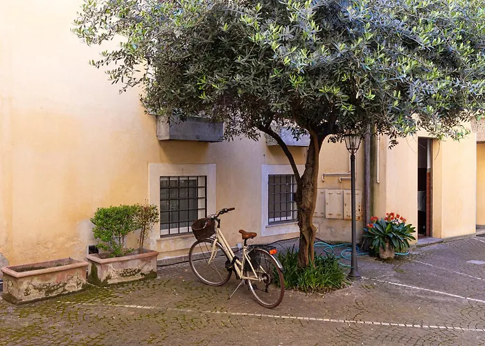 Quiet Trevi Fountain Courtyard & Patio Appartement *